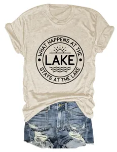 Détail d'un t-shirt beige pour femme avec imprimé 'What happens at the lake' et short en jean.