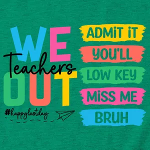 Gedetailleerde macro-weergave van de 'Teachers We Out' kleurrijke print op groen shirt