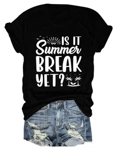 Detailansicht des weißen Grafikdrucks 'Is It Summer Break Yet' auf einem schwarzen T-Shirt.