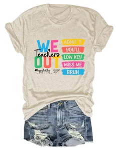 Detailweergave van de kleurrijke Teachers We Out slogan opdruk op een getextureerd t-shirt