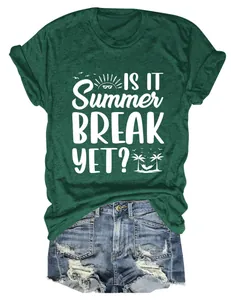 Dunkelgrünes T-Shirt mit Summer Break Spruch, Strandgrafik und Jeans-Shorts Flachbild