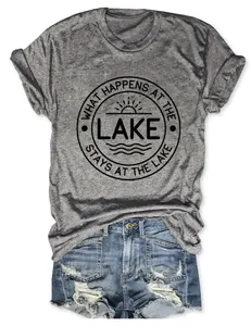 T-shirt gris avec motif 'What happens at the lake' et short en jean déchiré
