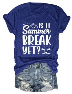 Detailansicht eines blauen Damen-T-Shirts mit 'Is It Summer Break Yet?'-Grafikdruck