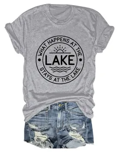 Vue détaillée de l'imprimé graphique 'What Happens At The Lake' sur un T-shirt gris.
