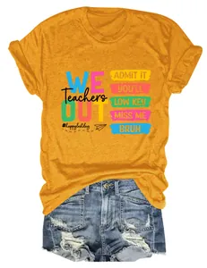 Detail van oranje t-shirt met kleurrijke 'Teachers Out' tekst en denim short