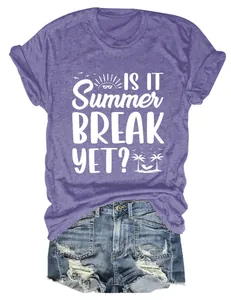 Detailansicht eines lila Summer Break T-Shirts mit lässigen Jeans-Shorts