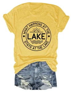 Vue détaillée d'un t-shirt jaune pour femme avec graphique lake et short en jean.
