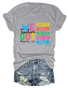 Grijs leraren T-shirt voor dames met kleurrijke 'WE OUT' print en spijkerbroekje.