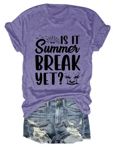 Nahaufnahme eines lila Damen-T-Shirts mit dem grafischen IS IT SUMMER BREAK YET-Aufdruck.