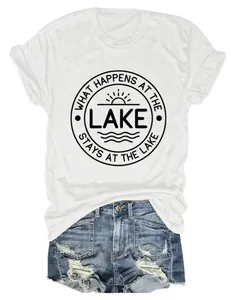 Détail d'un t-shirt blanc avec slogan Lake et short en jean déchiré pour tenue d'été.