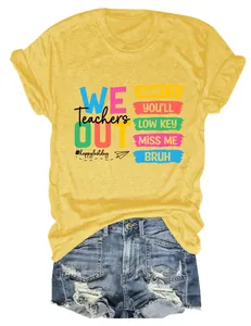 Detail van geel T-shirt met kleurrijke 'Teachers We Out' grafische print