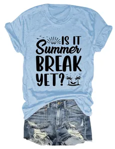 Hellblaues Damen-T-Shirt mit 'Is It Summer Break Yet?'-Grafik und Denim-Shorts.