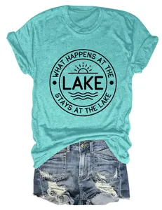 Vue détaillée d'un t-shirt décontracté pour femme bleu sarcelle avec imprimé lac