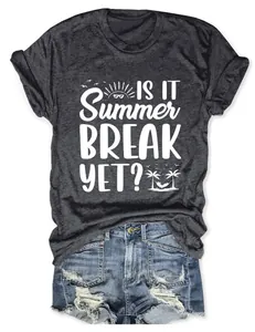 Graues Damen T-Shirt mit Aufdruck IS IT SUMMER BREAK YET kombiniert mit Denim-Shorts