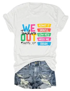 Wit dames T-shirt met 'Teachers WE OUT' print gecombineerd met stoere denim shorts