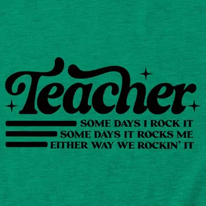 Dettaglio della stampa grafica 'Teacher' su tessuto di t-shirt in cotone verde smeraldo.