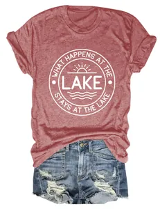 Gros plan d'un t-shirt rouge imprimé et d'un short en jean pour femmes