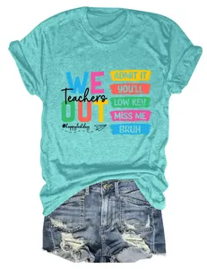 Detail van turquoise dames t-shirt met 'Teachers We Out' tekst en stoere denim shorts