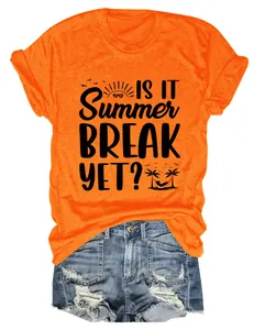Detailansicht eines orangefarbenen Damen-T-Shirts mit 'Is It Summer Break Yet?'-Grafik.