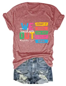 Detailopname van Teachers We Out print op bordeauxrood t-shirt met denim shorts