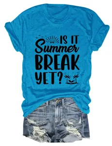 Nahaufnahme eines blauen T-Shirts mit dem Aufdruck 'Is It Summer Break Yet?' Slogan.