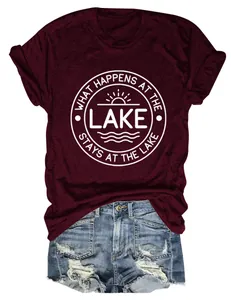 Gros plan sur un T-shirt bordeaux à col rond avec imprimé blanc 'What happens at the lake'