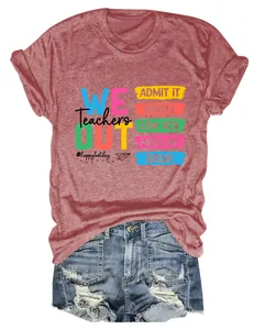 Close-up van de kleurrijke Teachers We Out sloganprint op een rood T-shirt met ronde hals