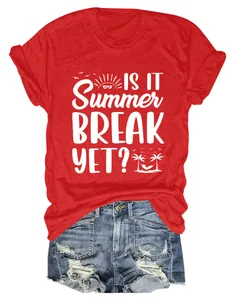 Detaillierte Nahaufnahme des roten T-Shirts mit Summer Break Aufdruck für Damen aus Baumwolle.