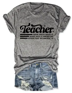 Dettaglio della maglietta grigia con stampa dello slogan Teacher e pantaloncini