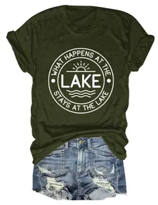 Détail de face d'un t-shirt vert militaire avec motif imprimé graphique 'Lake'