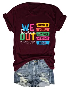 Detailopname van bordeauxrood t-shirt met kleurrijke Teachers We Out grafische print.