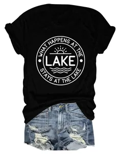 Détail du t-shirt noir avec imprimé graphique 'What Happens at the Lake' col rond