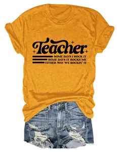 T-shirt gialla con stampa 'Teacher' e pantaloncini di jeans strappati alla moda.