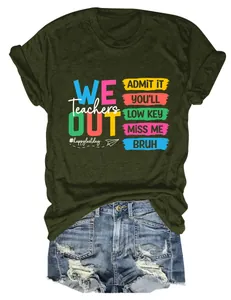 Detailweergave van donkergroen dames-T-shirt met kleurrijke 'Teachers We Out' slogan