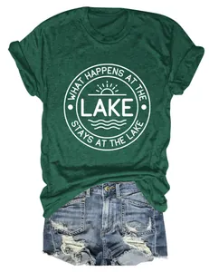 Gros plan d'un t-shirt vert à col rond avec un imprimé graphique sur le thème du lac.