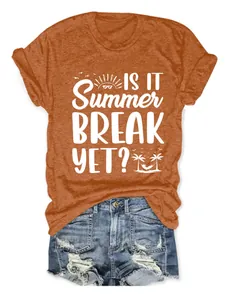 Detailansicht des weißen 'Is It Summer Break Yet?' Slogans auf einem orangefarbenen Baumwoll-T-Shirt