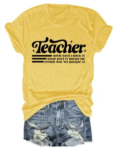 T-shirt gialla da donna con slogan Teacher e citazione motivazionale stampata sul davanti.