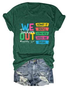 Detailweergave van de kleurrijke Teachers We Out-grafische print op groen T-shirt