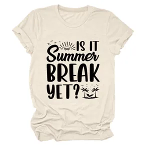 Nahaufnahme eines cremefarbenen T-Shirts mit schwarzem IS IT Summer BREAK YET Grafik-Druck