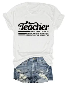 Vista dettagliata della stampa slogan 'Teacher' su T-shirt bianca a maniche corte