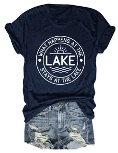 Vue détaillée d'un t-shirt bleu marine pour femme avec une citation blanche circulaire sur le lac