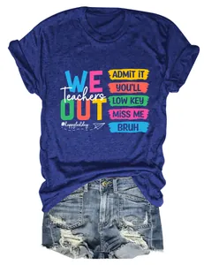 Detailopname van de kleurrijke Teachers We Out grafische print op een marineblauw T-shirt