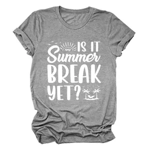 Bequemes graues Baumwoll-T-Shirt mit weißem 'Is It Summer Break Yet?' Grafikaufdruck