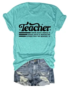 T-shirt color foglia di tè con scritta 'Teacher' e pantaloncini denim in posa piana