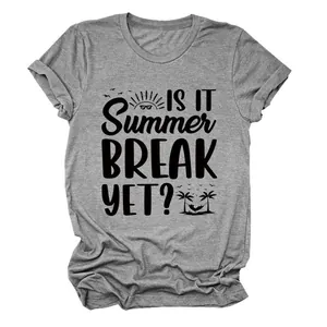 Detail eines grauen T-Shirts mit Rundhalsausschnitt und 'Is It Summer Break Yet?' Spruch.