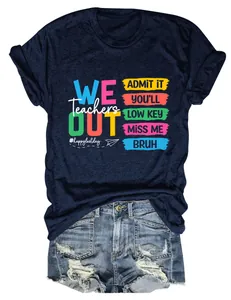 Detail van een donkerblauw dames t-shirt met een kleurrijke 'Teachers We Out' opdruk