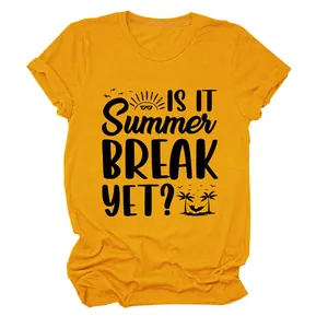 Detailaufnahme von gelbem Damen T-Shirt mit 'Is It Summer Break Yet' Grafikdruck