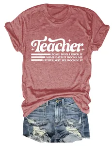 T-shirt rossa casual da donna con grafica insegnante e pantaloncini in denim strappati