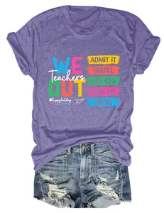 Detailopname van de 'Teachers We Out' grafische print op een paars casual T-shirt