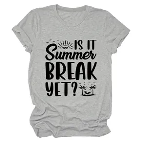 Nahaufnahme eines grau melierten Damen-T-Shirts mit dem Aufdruck Summer Break Slogan